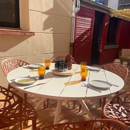 Duplex En Rez-de-chaussee Avec Cour Interieure Privee, Proche De La Mer, Wifi * مير-لي-بان
