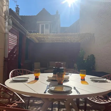 Duplex En Rez-de-chaussee Avec Cour Interieure Privee, Proche De La Mer, Wifi شقة مير-لي-بان