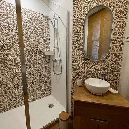 Duplex En Rez-de-chaussee Avec Cour Interieure Privee, Proche De La Mer, Wifi *