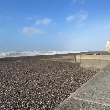 Duplex En Rez-de-chaussee Avec Cour Interieure Privee, Proche De La Mer, Wifi