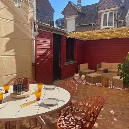 Duplex En Rez-de-chaussee Avec Cour Interieure Privee, Proche De La Mer, Wifi Apartment